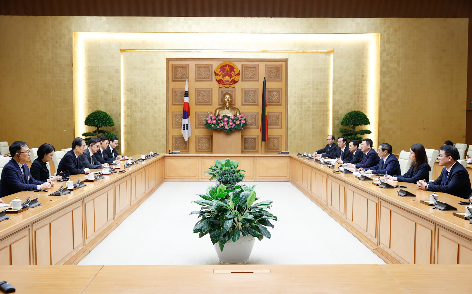 Thủ tướng Phạm Minh Chính tiếp Thủ tướng Hàn Quốc Han Duck Soo- Ảnh 2. Thủ tướng Phạm Minh Chính tiếp Thủ tướng Hàn Quốc Han Duck Soo- Ảnh 2.