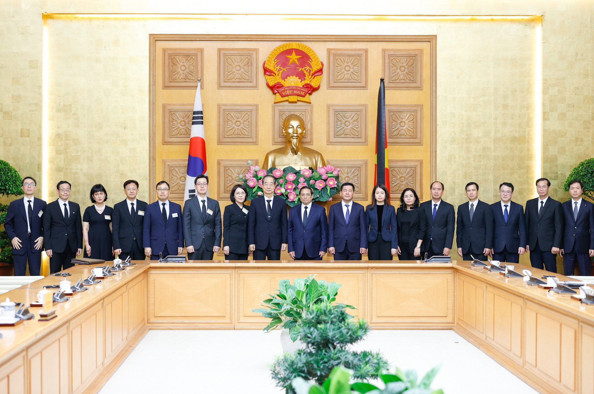 Thủ tướng Phạm Minh Chính tiếp Thủ tướng Hàn Quốc Han Duck Soo- Ảnh 3. Thủ tướng Phạm Minh Chính tiếp Thủ tướng Hàn Quốc Han Duck Soo- Ảnh 3.