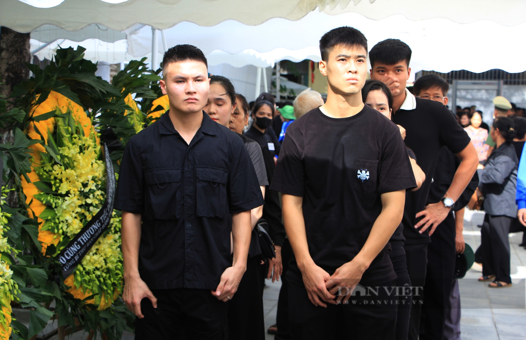 Cầu thủ Quang Hải, Duy Mạnh xếp hàng cùng dòng người viếng Tổng Bí thư Nguyễn Phú Trọng- Ảnh 3. Cầu thủ Quang Hải, Duy Mạnh xếp hàng cùng dòng người viếng Tổng Bí thư Nguyễn Phú Trọng- Ảnh 3.