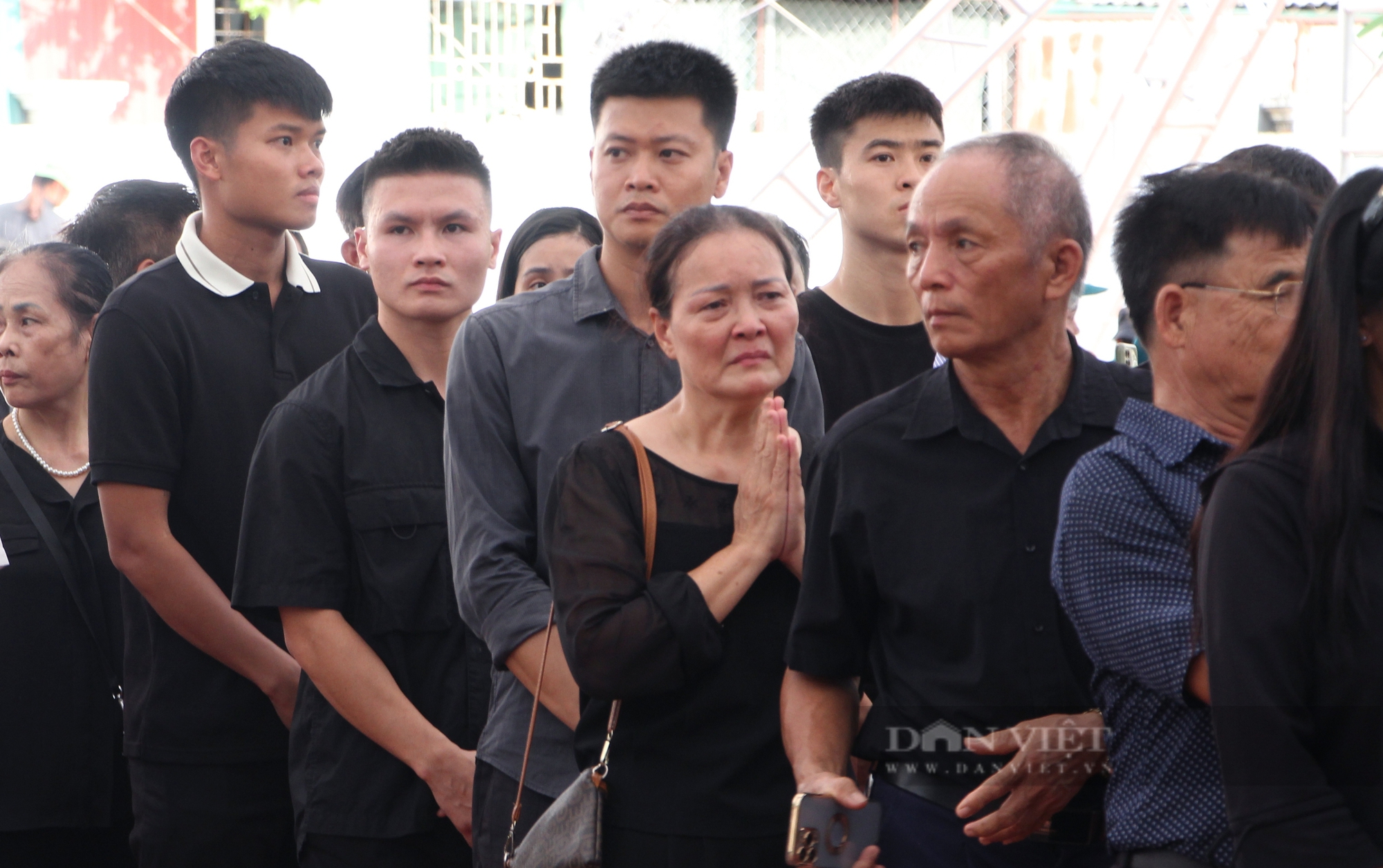 Cầu thủ Quang Hải, Duy Mạnh xếp hàng cùng dòng người viếng Tổng Bí thư Nguyễn Phú Trọng- Ảnh 4. Cầu thủ Quang Hải, Duy Mạnh xếp hàng cùng dòng người viếng Tổng Bí thư Nguyễn Phú Trọng- Ảnh 4.