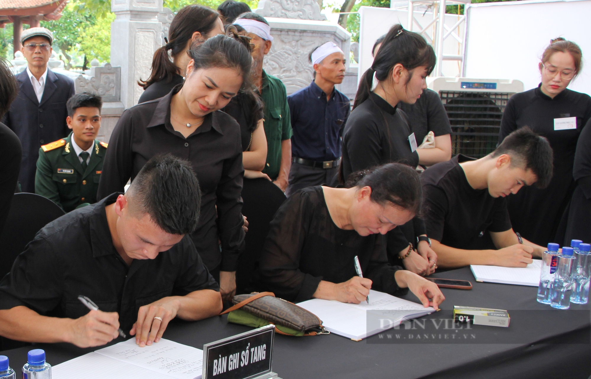 Cầu thủ Quang Hải, Duy Mạnh xếp hàng cùng dòng người viếng Tổng Bí thư Nguyễn Phú Trọng- Ảnh 5. Cầu thủ Quang Hải, Duy Mạnh xếp hàng cùng dòng người viếng Tổng Bí thư Nguyễn Phú Trọng- Ảnh 5.