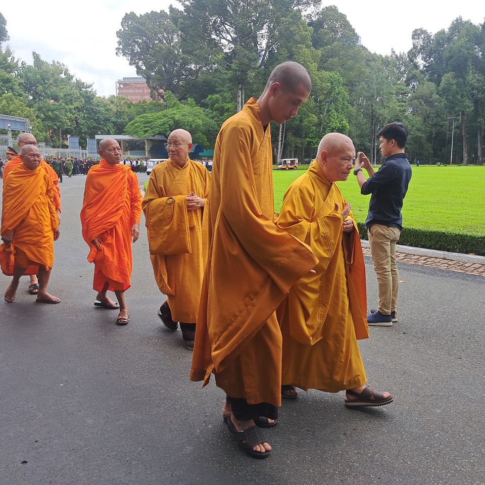 Các vị tăng ni đến viếng Tổng Bí thư Nguyễn Phú Trọng.