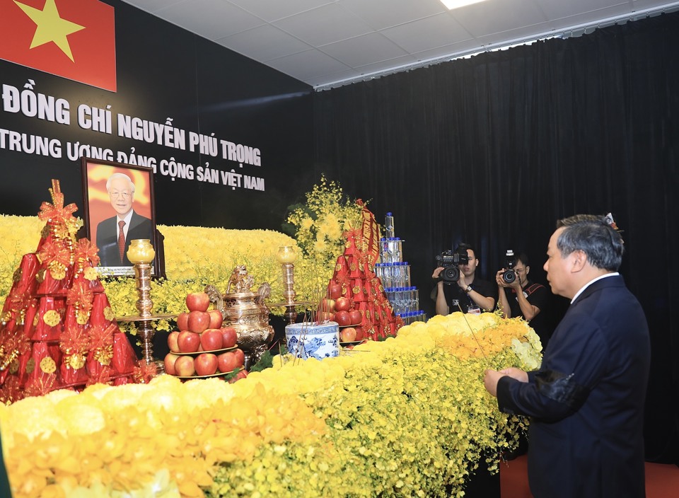 Phó Bí thư Thành ủy Hà Nội Nguyễn Văn Phong dâng hương kính viếng Tổng Bí thư Nguyễn Phú Trọng. 