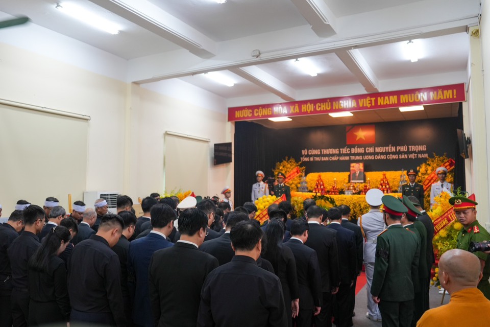 Đoàn đại biểu Đảng bộ, chính quyền huyện Đông Anh viếng Tổng Bí thư Nguyễn Phú Trọng