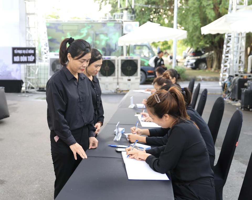 6 giờ sáng 25/7, hàng ngàn người dân đã xếp hàng vào viếng Tổng Bí thư Nguyễn Phú Trọng tại quê nhà - làng Lại Đà, xã Đông Hội, huyện Đông Anh.  