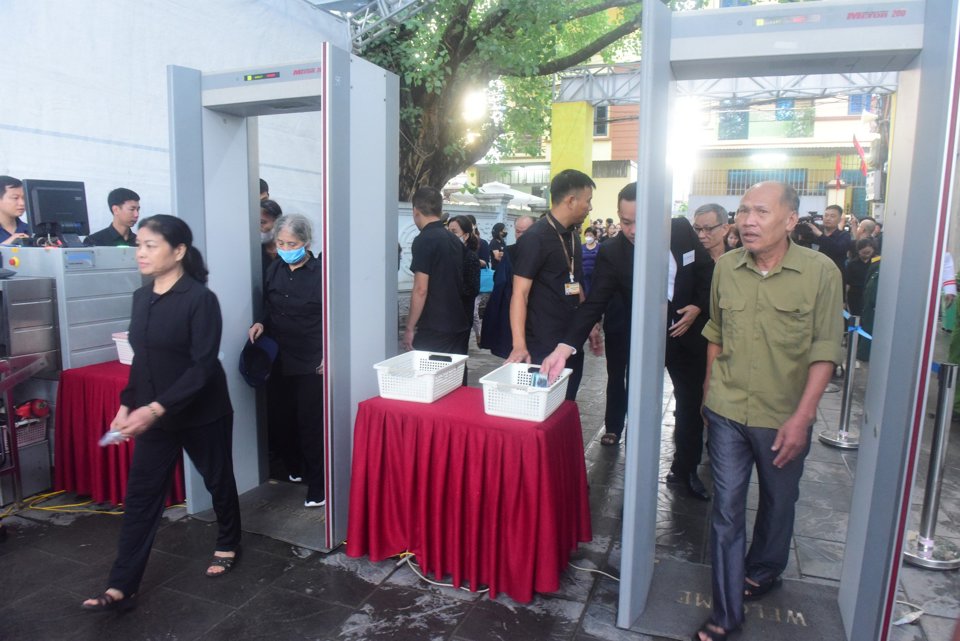 Theo thông báo của UBND huyện Đông Anh, các tổ chức, cá nhân đăng ký viếng Tổng Bí thư Nguyễn Phú Trọng, cần đăng ký theo mẫu để tổng hợp, báo cáo Ban tổ chức bố trí lịch viếng cụ thể vào khung giờ phù hợp.  