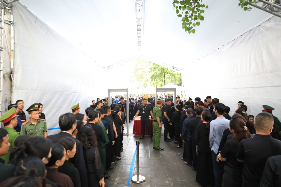 Nhân dân xếp hàng vào viếng Tổng Bí thư Nguyễn Phú Trọng tại Nhà văn hóa thôn Lại Đà, xã Đông Hội, huyện Đông Anh.  