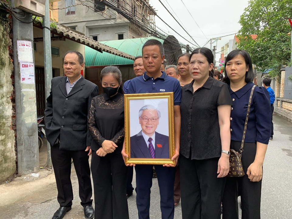 Người dân tỉnh Hưng Yên tới viếng Tổng Bí thư Nguyễn Phú Trọng tại thôn Lại Đà.