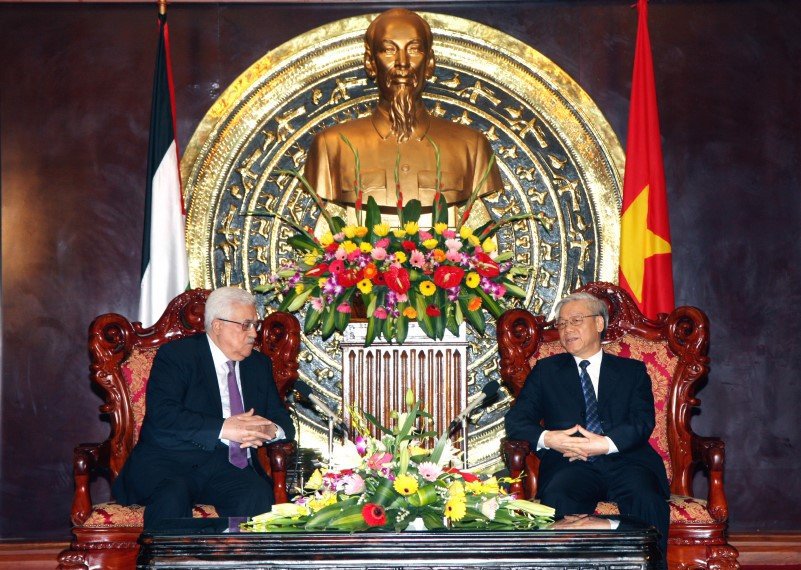 Tổng Bí thư Nguyễn Phú Trọng trên cương vị là Chủ tịch Quốc hội đón tiếp Tổng thống Palestine Mahmoud Abbas tại Hà Nội ngày 24/5/2010.