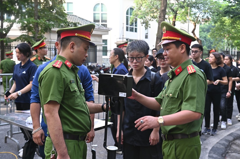 Người dân mang Thẻ Căn cước, Căn cước công dân gắn chip hoặc điện thoại có cài đặt VNeID kích hoạt mức độ 2 để quét mã QR