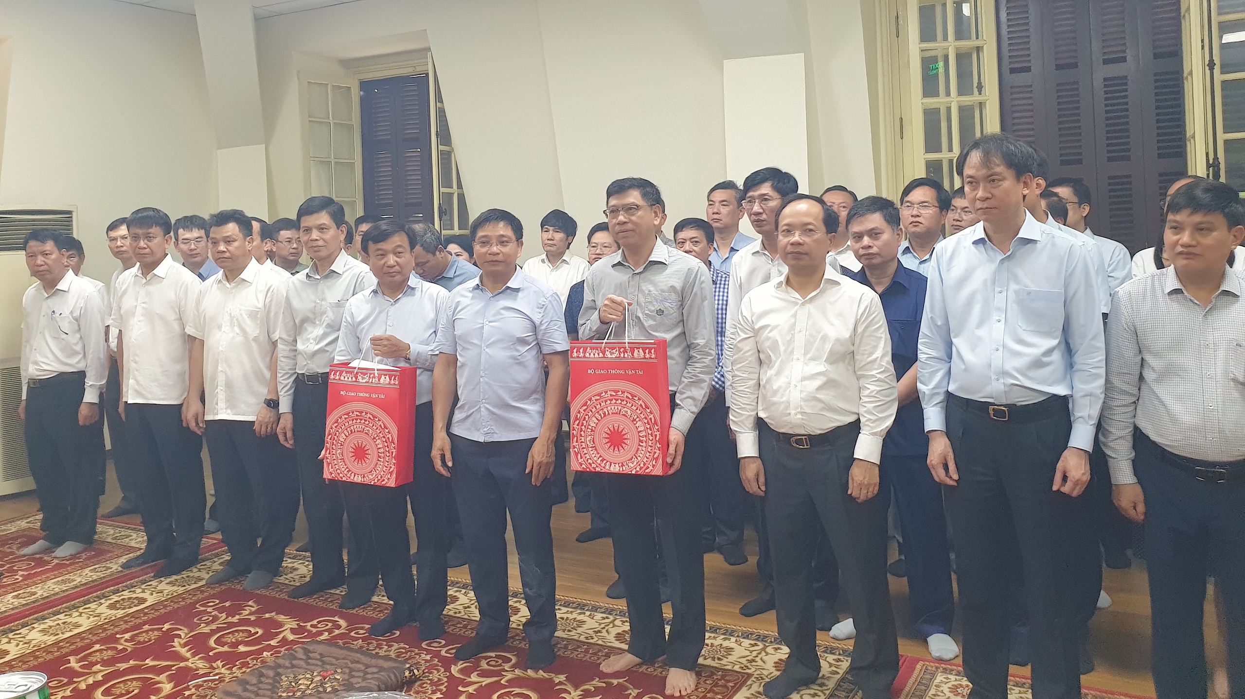 Lãnh đạo Bộ GTVT dâng hương, tri ân các anh hùng liệt sĩ- Ảnh 3. Lãnh đạo Bộ GTVT dâng hương, tri ân các anh hùng liệt sĩ- Ảnh 3.