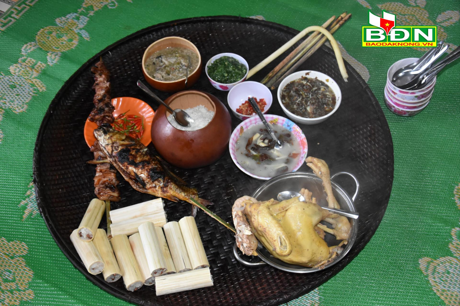 Vô rừng ở Đắk Nông, dân chặt thứ dây, loại lá từ cây mọc hoang dại về làm món đặc sản hễ ăn là mê- Ảnh 3. Vô rừng ở Đắk Nông, dân chặt thứ dây, loại lá từ cây mọc hoang dại về làm món đặc sản hễ ăn là mê- Ảnh 3.
