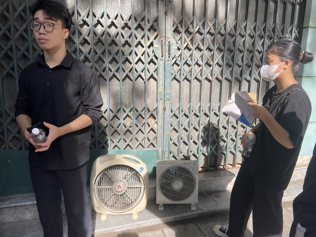 Người dân xếp quạt cây ra đường, pha nước chanh cho người đến viếng Tổng Bí thư Nguyễn Phú Trọng- Ảnh 13. Người dân xếp quạt cây ra đường, pha nước chanh cho người đến viếng Tổng Bí thư Nguyễn Phú Trọng- Ảnh 13.