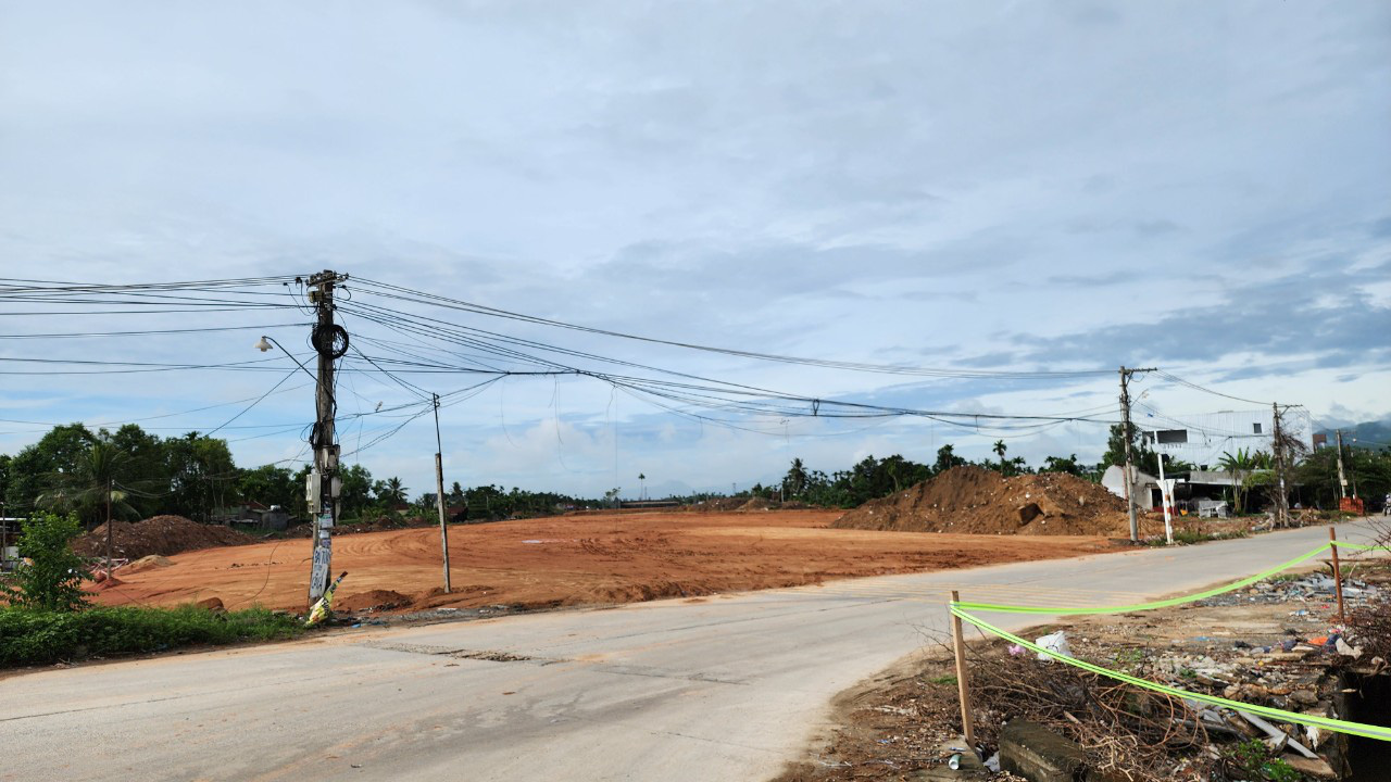 Quảng Ngãi mặt bằng đã giao 100%, giờ đến đường điện làm khó thi công cao tốc- Ảnh 3. Những đường dây điện dân sinh cắt ngang mặt bằng sạch như thế này ảnh hưởng trực tiếp đến tiến độ của các nhà thầu - Ảnh: TRẦN MAI