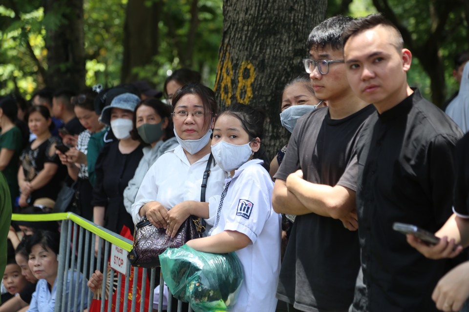 Người dân chờ tiễn biệt Tổng Bí thư Nguyễn Phú Trọng trên đường Tràng Tiền. Ảnh: Phạm Hùng