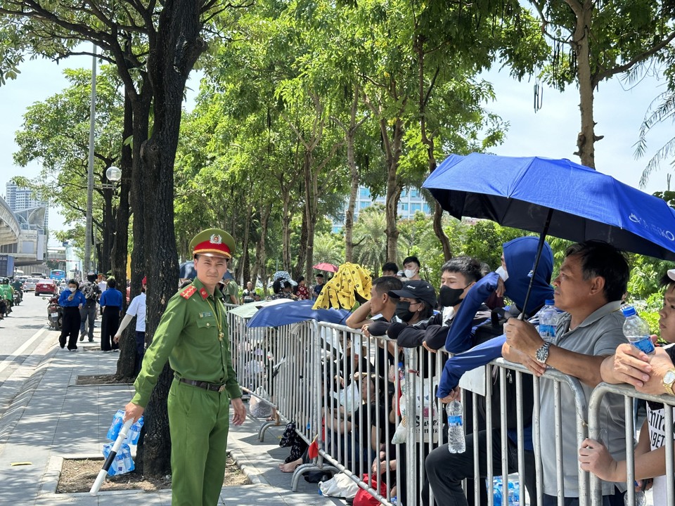 Người dân chờ tiễn biệt Tổng Bí thư Nguyễn Phú Trọng trên đường Lê Đức Thọ. Ảnh: Vân Nhi