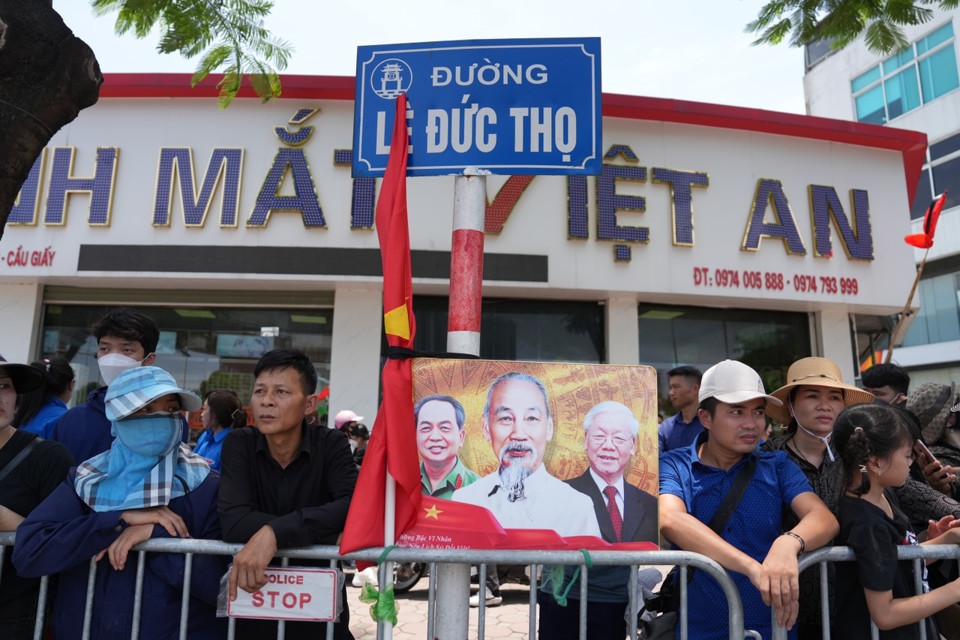 Ảnh: Khánh Huy. Chị Trần Thị Thu Phương (quận Cầu Giấy), cho biết đã đứng tại đây (đường Lê Đức Thọ - PV) từ 11 giờ trưa cùng mọi người đưa tiễn Tổng Bí thư Nguyễn Phú Trọng về nơi an nghỉ cuối cùng. Nhân dân sẽ không bao giờ quên Tổng Bí thư Nguyễn Phú Trọng, một người lãnh đạo gần gũi, vì nước, vì dân.