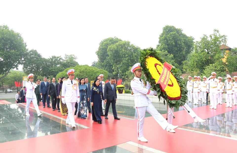 Đoàn đại biểu TP Hà Nội dâng hương, tưởng niệm các Anh hùng liệt sĩ tại Đài tưởng niệm các Anh hùng liệt sĩ trên đường Bắc Sơn.