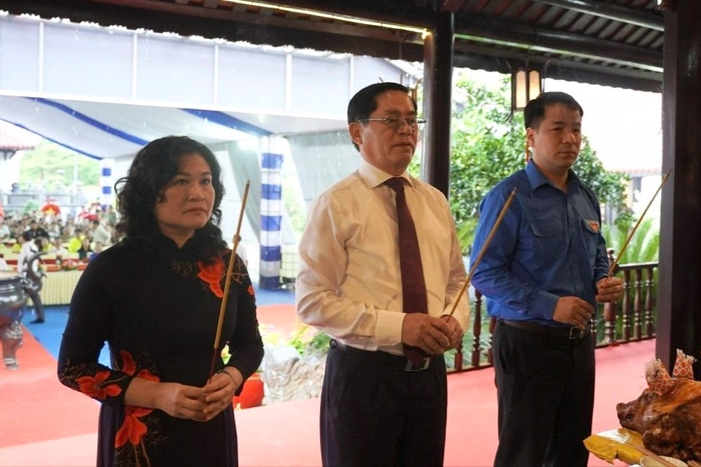 Trang trọng lễ tri ân các anh hùng liệt sỹ hy sinh tại Côn Đảo - 2 Trang trọng lễ tri ân các anh hùng liệt sỹ hy sinh tại Côn Đảo - 2