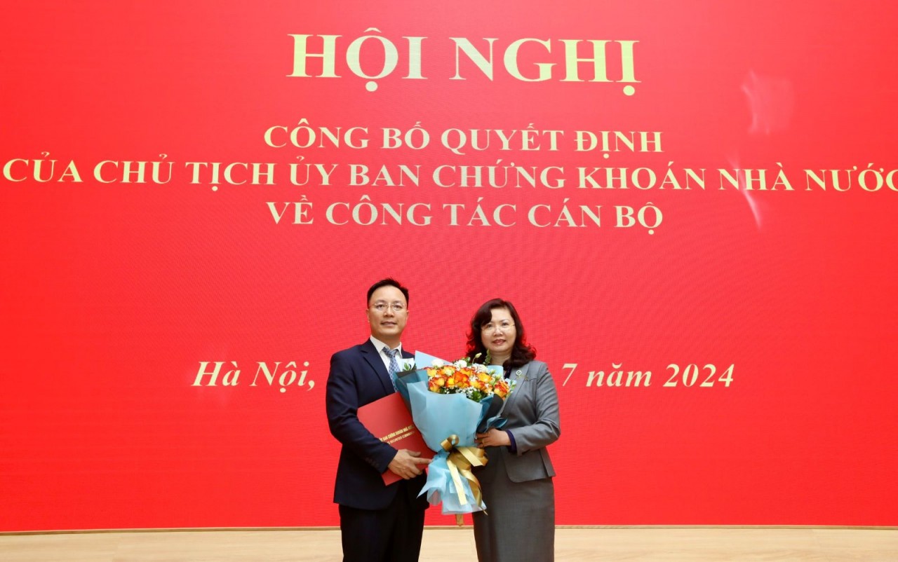 Chủ tịch UBCKNN Vũ Thị Chân Phương trao quyết định giao phụ trách Văn phòng UBCKNN cho ông Đỗ Anh Vũ. Ảnh: SSC