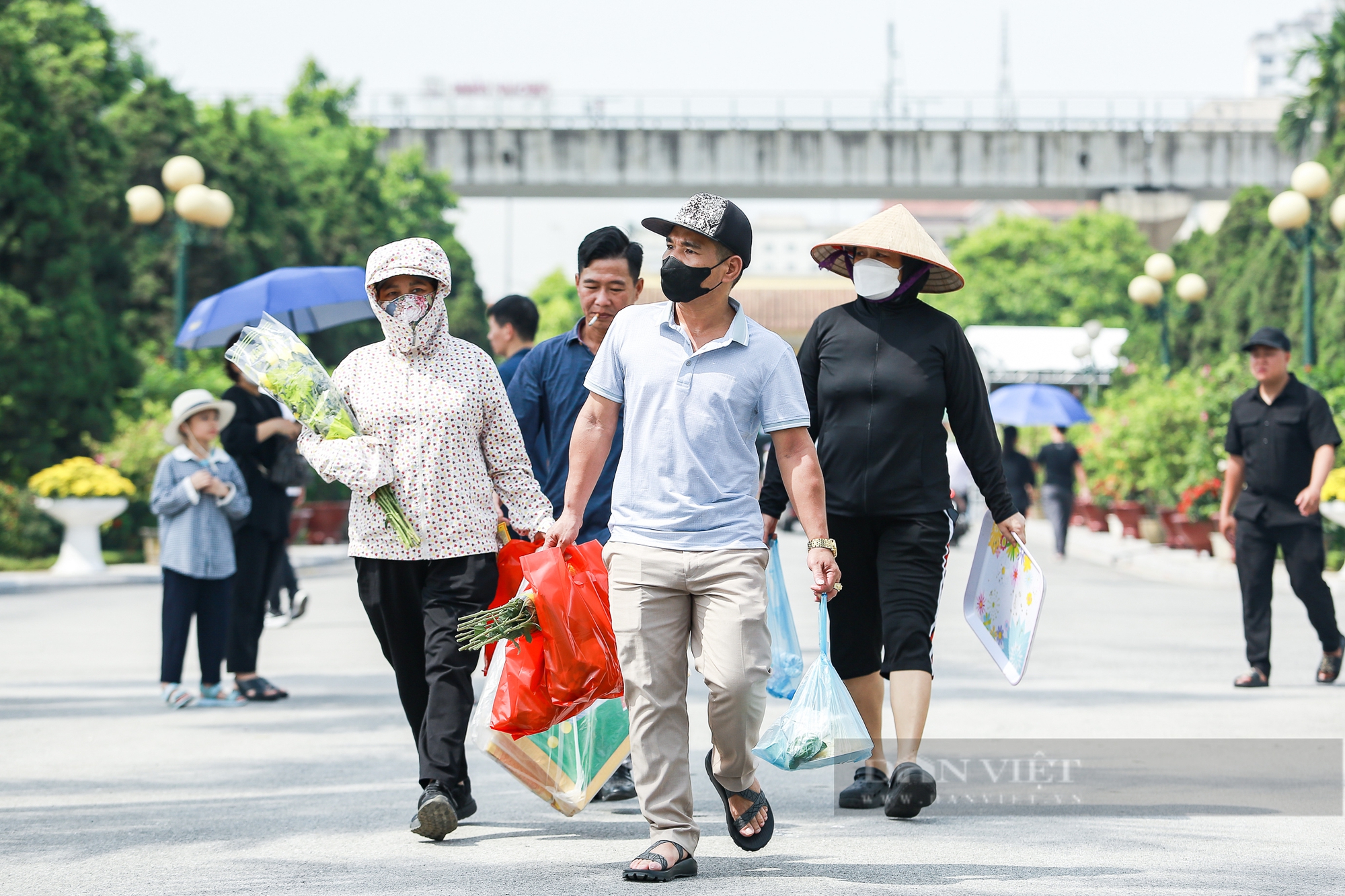 Cảnh người dân kính cẩn, nghiêng mình dâng hương tri ân các anh hùng liệt sĩ tại nghĩa trang Mai Dịch- Ảnh 3. Cảnh người dân kính cẩn, nghiêng mình dâng hương tri ân các anh hùng liệt sĩ tại nghĩa trang Mai Dịch- Ảnh 3.