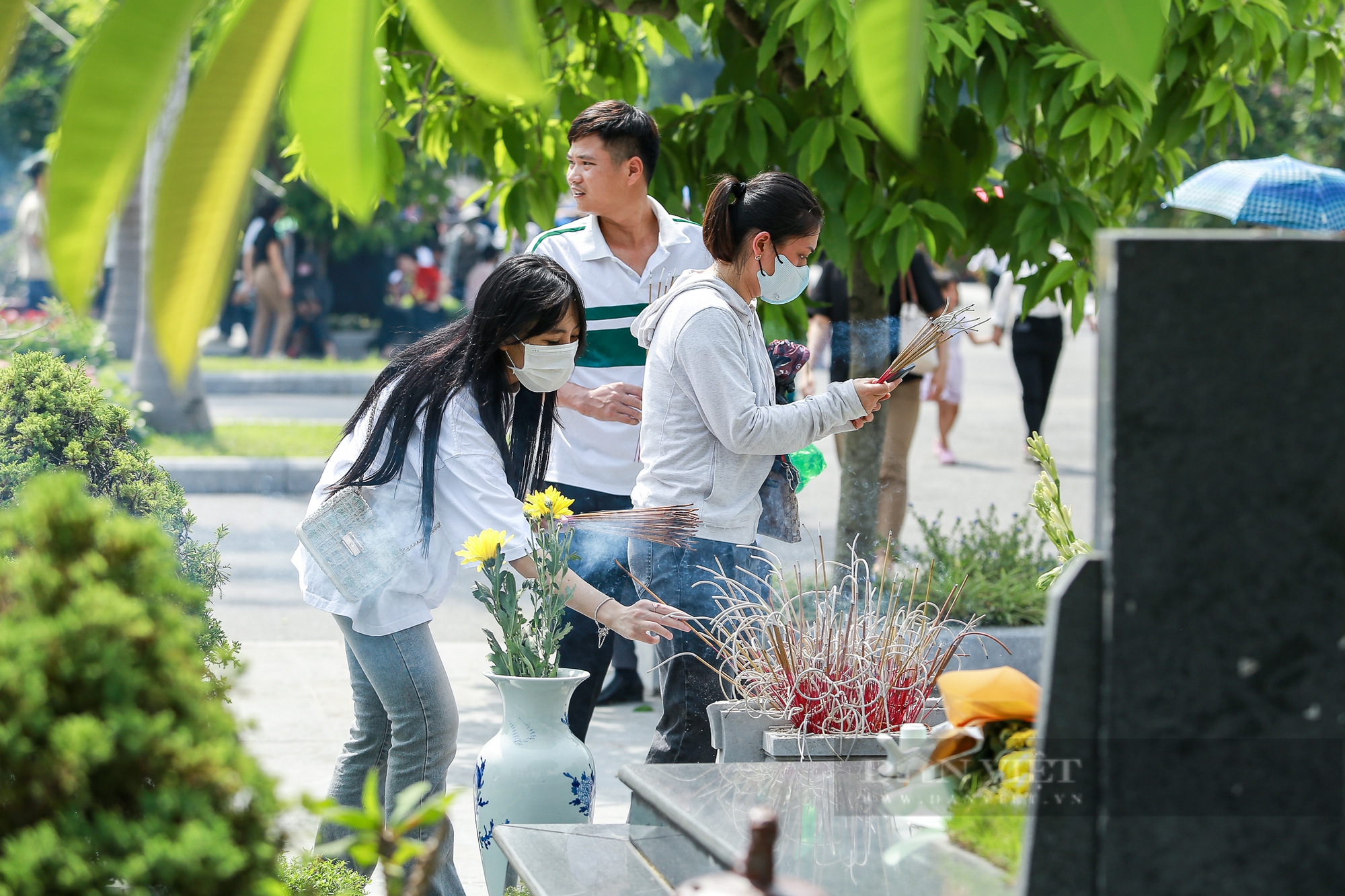 Cảnh người dân kính cẩn, nghiêng mình dâng hương tri ân các anh hùng liệt sĩ tại nghĩa trang Mai Dịch- Ảnh 2. Cảnh người dân kính cẩn, nghiêng mình dâng hương tri ân các anh hùng liệt sĩ tại nghĩa trang Mai Dịch- Ảnh 2.