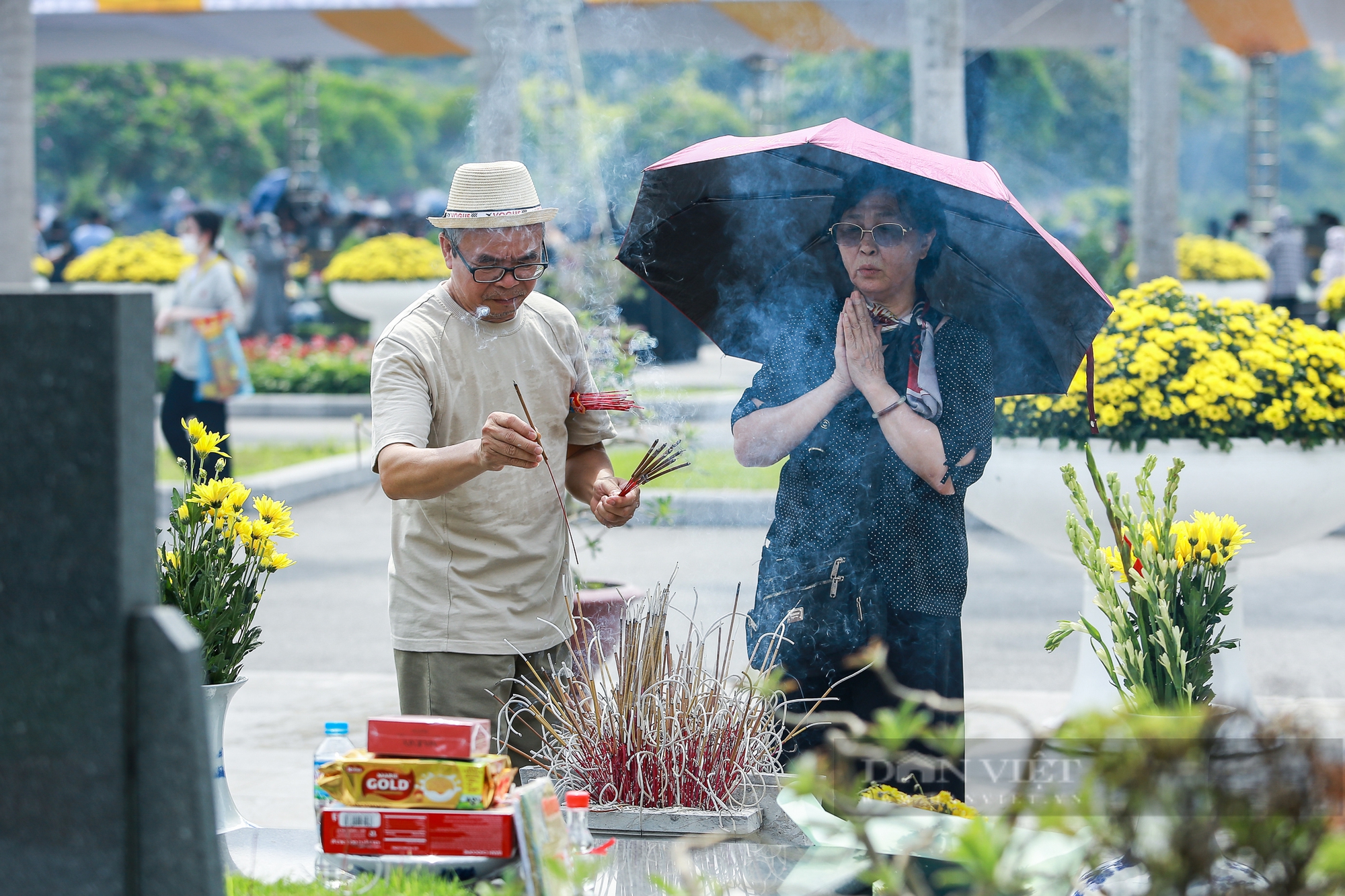 Cảnh người dân kính cẩn, nghiêng mình dâng hương tri ân các anh hùng liệt sĩ tại nghĩa trang Mai Dịch- Ảnh 5. Cảnh người dân kính cẩn, nghiêng mình dâng hương tri ân các anh hùng liệt sĩ tại nghĩa trang Mai Dịch- Ảnh 5.