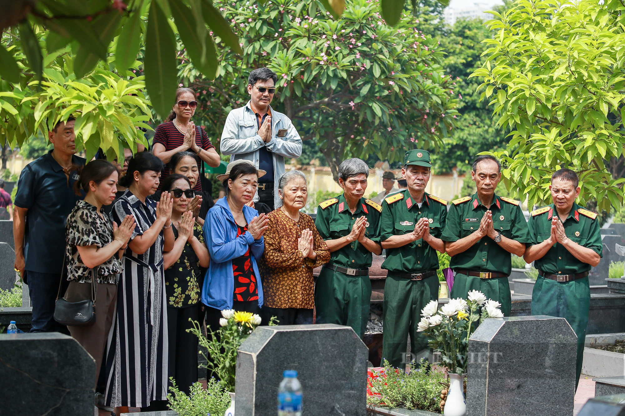 Cảnh người dân kính cẩn, nghiêng mình dâng hương tri ân các anh hùng liệt sĩ tại nghĩa trang Mai Dịch- Ảnh 6. Cảnh người dân kính cẩn, nghiêng mình dâng hương tri ân các anh hùng liệt sĩ tại nghĩa trang Mai Dịch- Ảnh 6.
