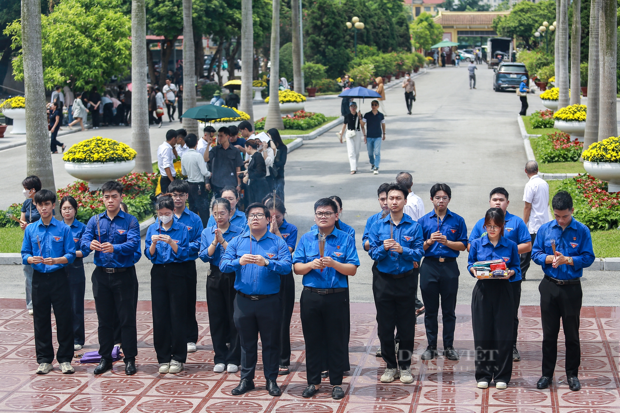 Cảnh người dân kính cẩn, nghiêng mình dâng hương tri ân các anh hùng liệt sĩ tại nghĩa trang Mai Dịch- Ảnh 9. Cảnh người dân kính cẩn, nghiêng mình dâng hương tri ân các anh hùng liệt sĩ tại nghĩa trang Mai Dịch- Ảnh 9.