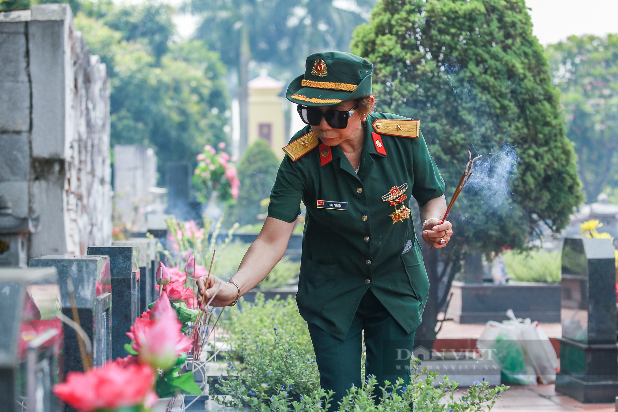Cảnh người dân kính cẩn, nghiêng mình dâng hương tri ân các anh hùng liệt sĩ tại nghĩa trang Mai Dịch- Ảnh 10. Cảnh người dân kính cẩn, nghiêng mình dâng hương tri ân các anh hùng liệt sĩ tại nghĩa trang Mai Dịch- Ảnh 10.