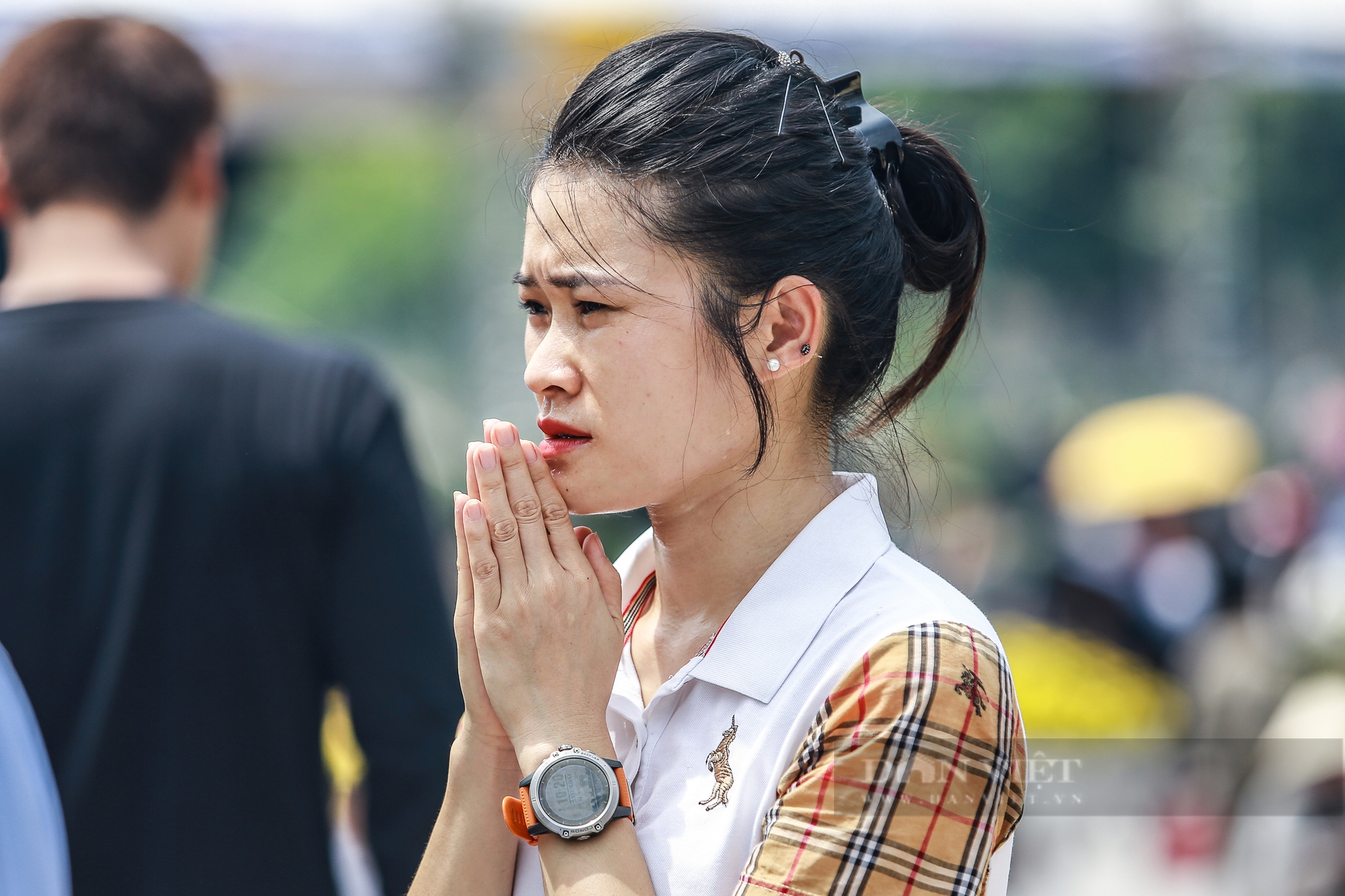 Cảnh người dân kính cẩn, nghiêng mình dâng hương tri ân các anh hùng liệt sĩ tại nghĩa trang Mai Dịch- Ảnh 11. Cảnh người dân kính cẩn, nghiêng mình dâng hương tri ân các anh hùng liệt sĩ tại nghĩa trang Mai Dịch- Ảnh 11.