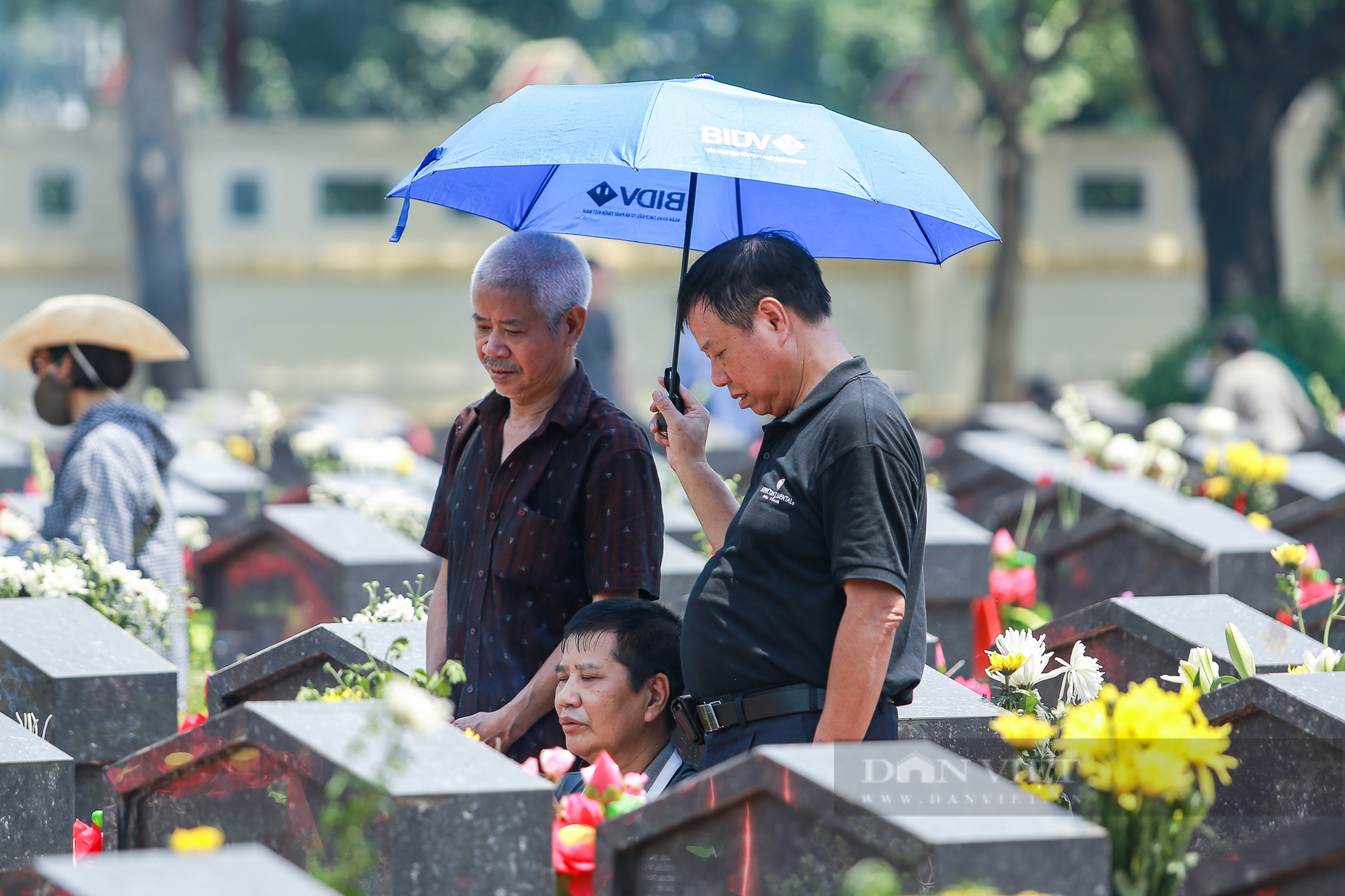 Cảnh người dân kính cẩn, nghiêng mình dâng hương tri ân các anh hùng liệt sĩ tại nghĩa trang Mai Dịch- Ảnh 15. Cảnh người dân kính cẩn, nghiêng mình dâng hương tri ân các anh hùng liệt sĩ tại nghĩa trang Mai Dịch- Ảnh 15.