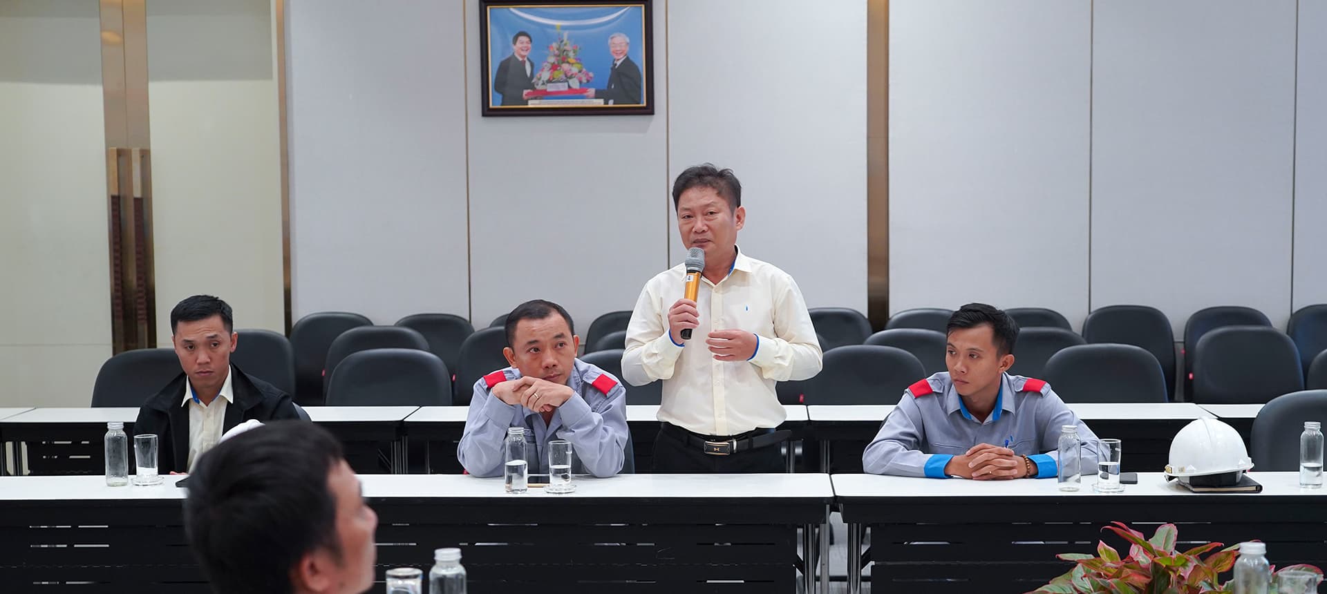 Anh Đỗ Bá Trung - Giám đốc sản xuất phụ trách Thùng xe và Linh kiện Cơ khí ô tô, Tổ hợp Cơ khí phát biểu tại buổi gặp mặt Anh Đỗ Bá Trung - Giám đốc sản xuất phụ trách Thùng xe và Linh kiện Cơ khí ô tô, Tổ hợp Cơ khí phát biểu tại buổi gặp mặt