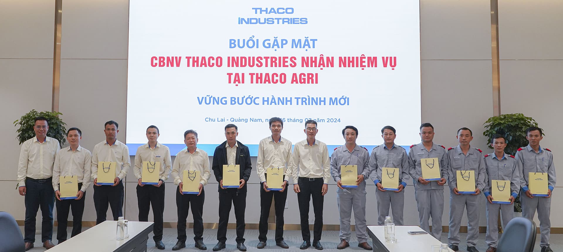 Ban Lãnh đạo THACO INDUSTRIES tặng quà cho CBNV Ban Lãnh đạo THACO INDUSTRIES tặng quà cho CBNV