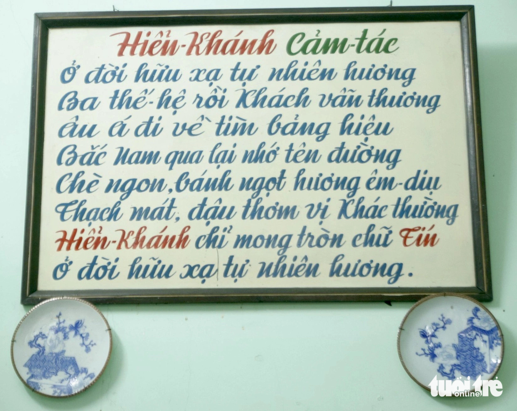 Bài thơ Hiển khánh cảm tác của ông Quý Quyền vẫn còn treo trên tường ở quán chè - Ảnh: HỒ LAM Bài thơ Hiển Khánh cảm - tác của ông Quý Quyền vẫn còn treo trên tường ở quán chè - Ảnh: HỒ LAM