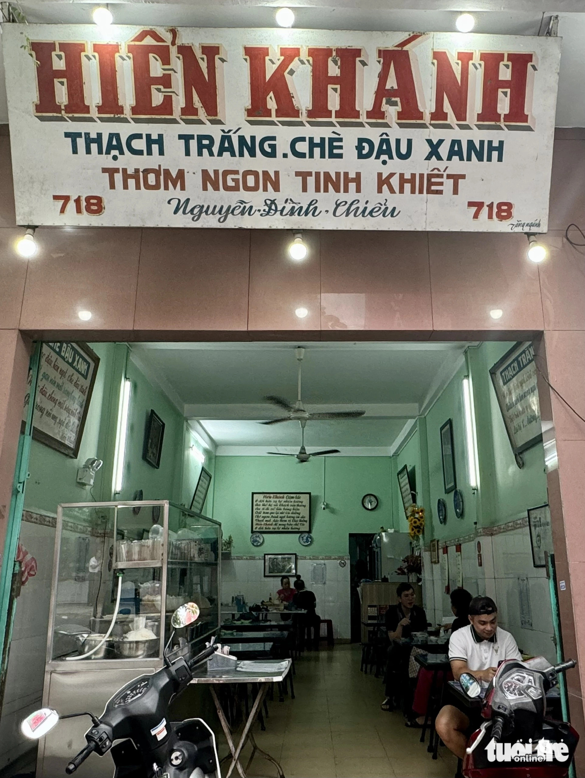 Quán chè Hiển Khánh nằm trên đường Nguyễn Đình Chiểu, quận 3 - Ảnh: HỒ LAM Chè Hiển Khánh 'mê thơ', hơn nửa thế kỷ làm mảnh ký ức thân thuộc của người Sài Gòn- Ảnh 17.