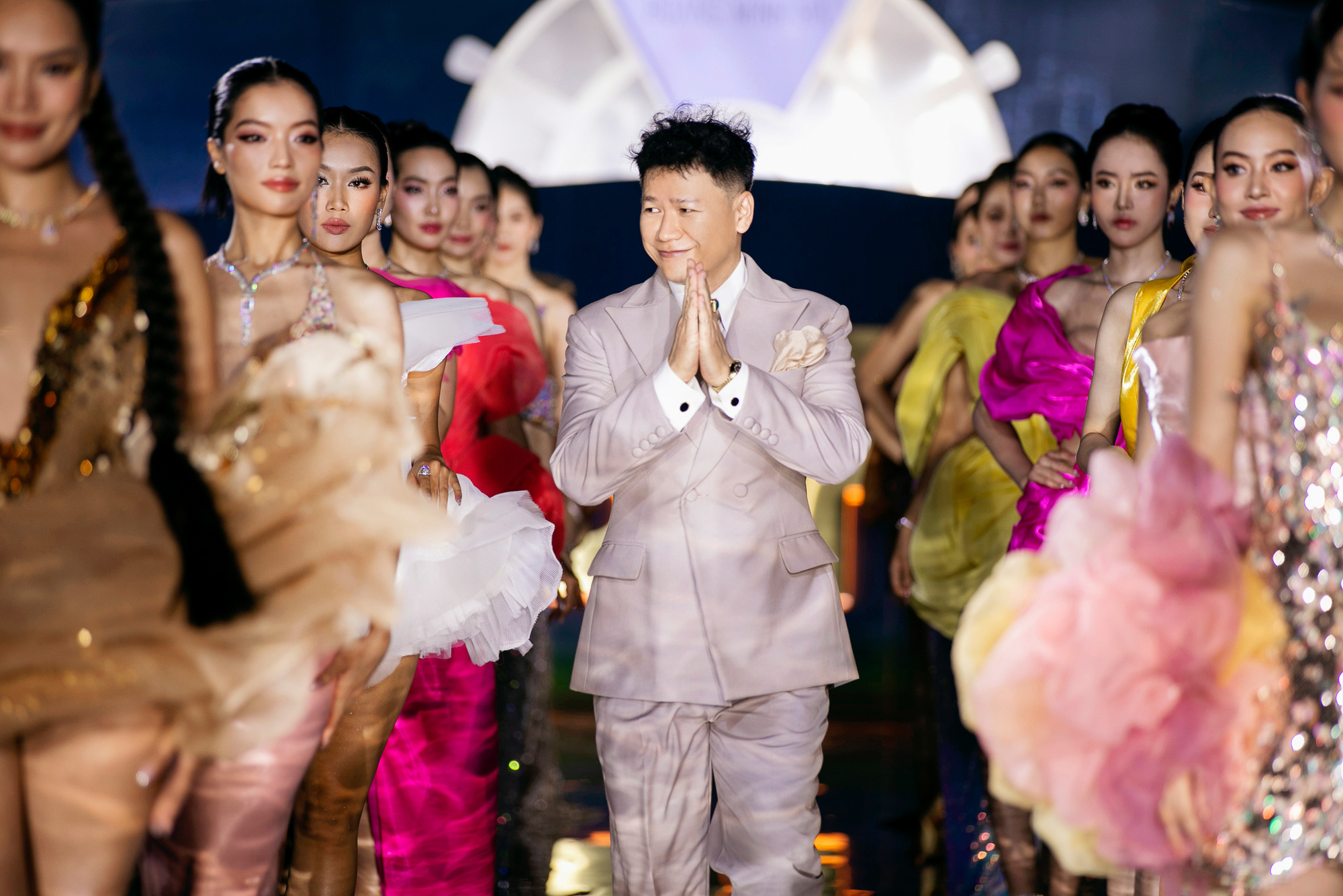 Hoàng Minh Hà ứng dụng kỹ thuật tạo phom dáng 3D, mang đến hiệu ứng thị giác đa chiều với tông màu chủ đạo là sắc cam đào nhẹ nhàng, ấm áp - Ảnh: BTC Võ Hoàng Yến trình diễn thời trang khi mang bầu 8 tháng- Ảnh 10.