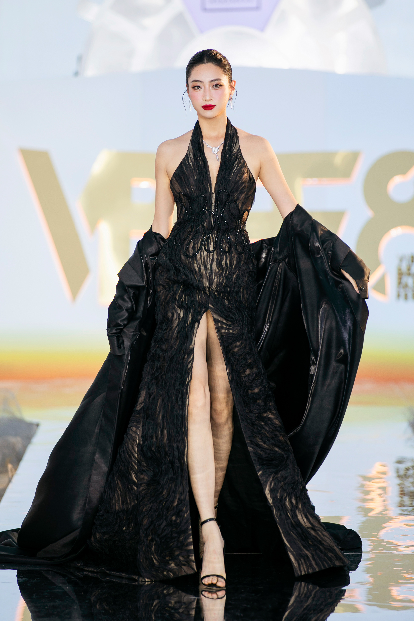 Hoa hậu Lương Thùy Linh đảm nhận vị trí vedette. Bộ sưu tập lấy cảm hứng từ những đam mê và khát khao chạm đến những giấc mơ thời trang - Ảnh: BTC Hoa hậu Lương Thùy Linh đảm nhận vị trí vedette. Bộ sưu tập lấy cảm hứng từ những đam mê và khát khao chạm đến những giấc mơ thời trang của Tron Bui
