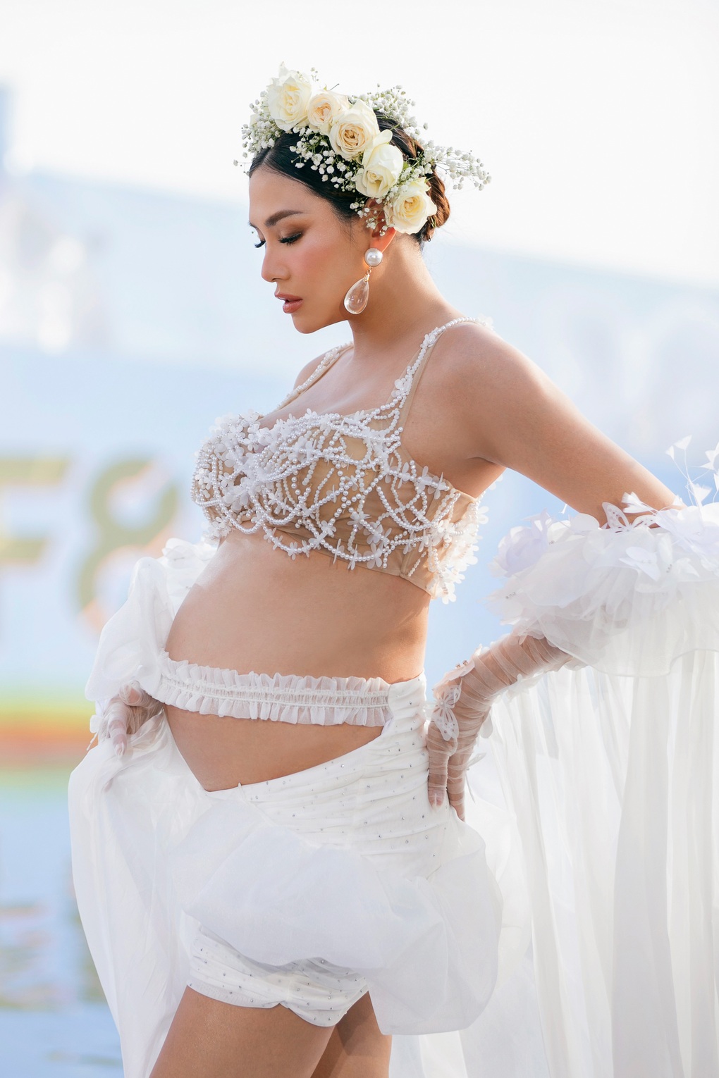 Võ Hoàng Yến bế bụng bầu 8 tháng catwalk gây sốt, đọ dáng thí sinh hoa hậu - 2 Võ Hoàng Yến bế bụng bầu 8 tháng catwalk gây sốt, đọ dáng thí sinh hoa hậu - 2