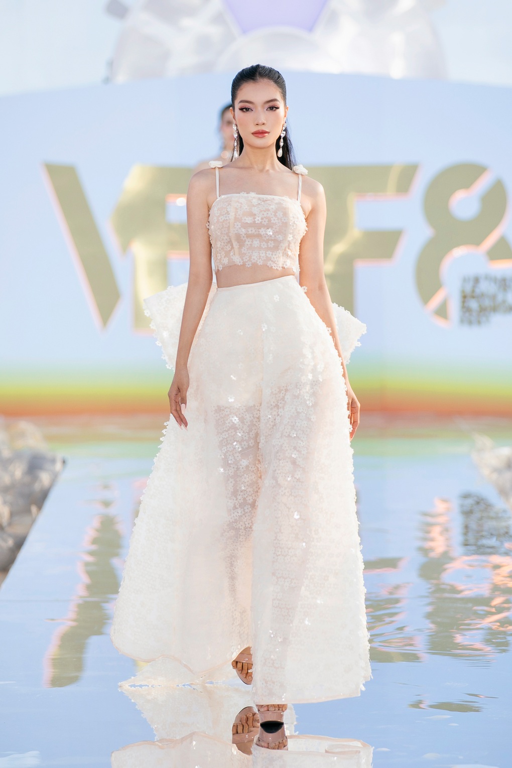 Võ Hoàng Yến bế bụng bầu 8 tháng catwalk gây sốt, đọ dáng thí sinh hoa hậu - 4 Võ Hoàng Yến bế bụng bầu 8 tháng catwalk gây sốt, đọ dáng thí sinh hoa hậu - 4