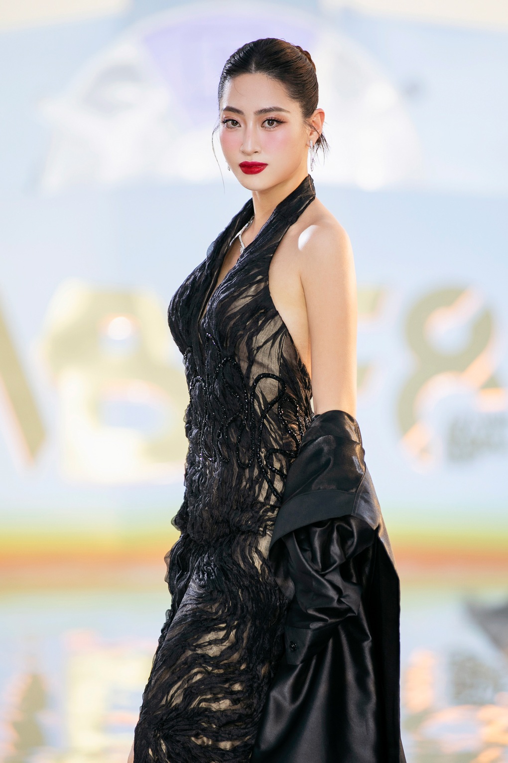 Võ Hoàng Yến bế bụng bầu 8 tháng catwalk gây sốt, đọ dáng thí sinh hoa hậu - 8 Võ Hoàng Yến bế bụng bầu 8 tháng catwalk gây sốt, đọ dáng thí sinh hoa hậu - 8