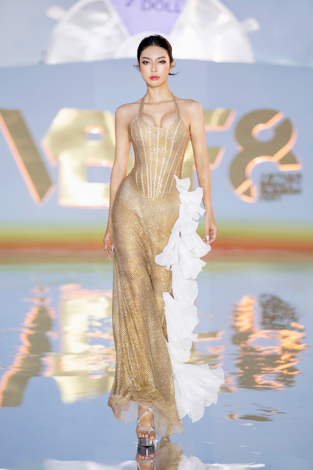 Võ Hoàng Yến bế bụng bầu 8 tháng catwalk gây sốt, đọ dáng thí sinh hoa hậu - 11 Võ Hoàng Yến bế bụng bầu 8 tháng catwalk gây sốt, đọ dáng thí sinh hoa hậu - 11