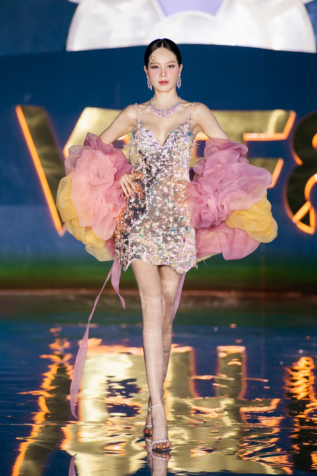 Võ Hoàng Yến bế bụng bầu 8 tháng catwalk gây sốt, đọ dáng thí sinh hoa hậu - 12 Võ Hoàng Yến bế bụng bầu 8 tháng catwalk gây sốt, đọ dáng thí sinh hoa hậu - 12