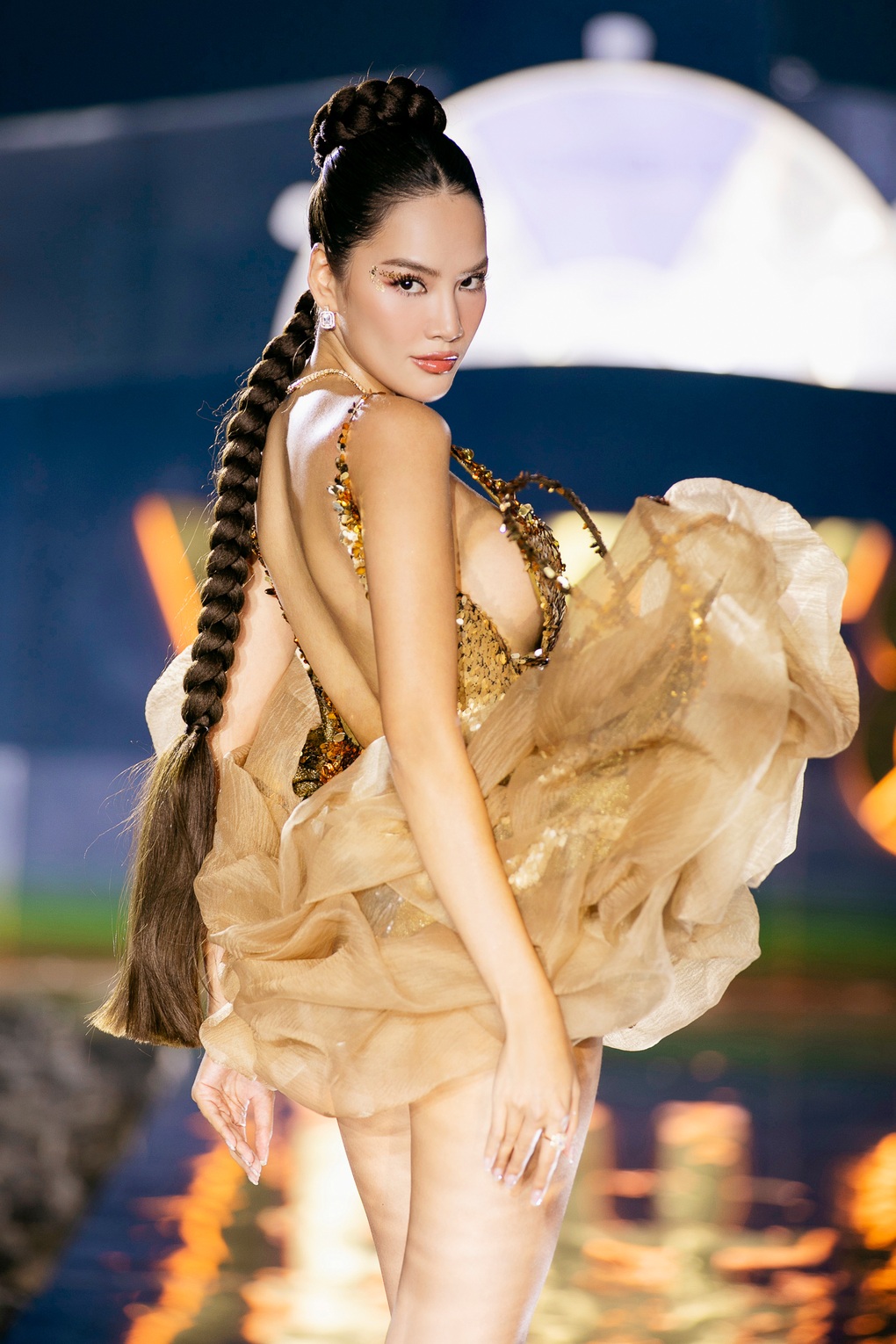 Võ Hoàng Yến bế bụng bầu 8 tháng catwalk gây sốt, đọ dáng thí sinh hoa hậu - 13 Võ Hoàng Yến bế bụng bầu 8 tháng catwalk gây sốt, đọ dáng thí sinh hoa hậu - 13