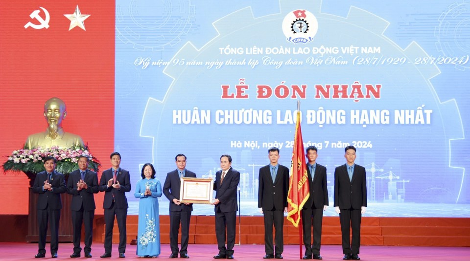 Chủ tịch Quốc hội Trần Thanh Mẫn trao Huân chương Lao động hạng Nhất cho Tổng LĐLĐ Việt Nam. Ảnh: TTXVN