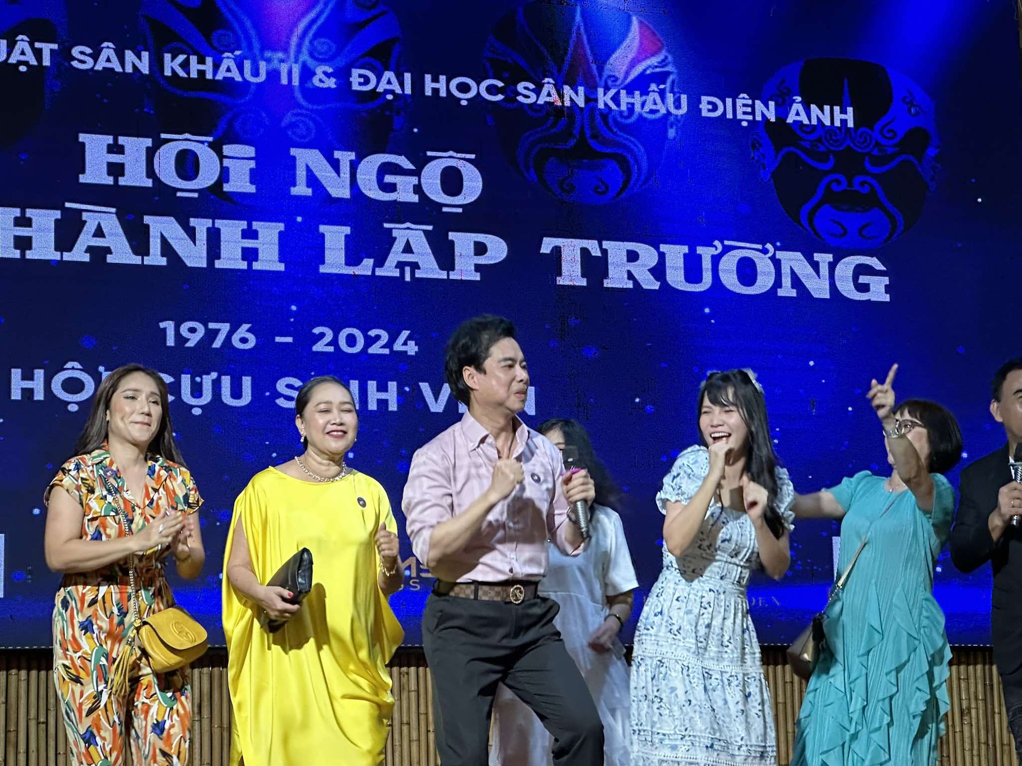 Thầy và trò nghệ sĩ hội ngộ 48 năm trong nước mắt, nụ cười- Ảnh 2. Thầy và trò nghệ sĩ hội ngộ 48 năm trong nước mắt, nụ cười- Ảnh 2.