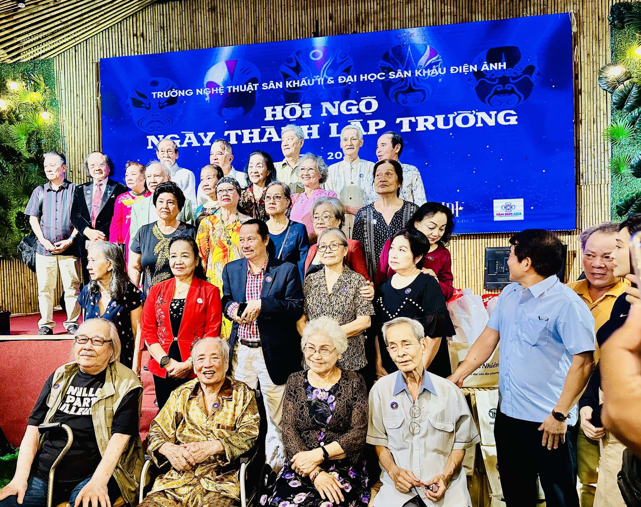 Thầy và trò nghệ sĩ hội ngộ 48 năm trong nước mắt, nụ cười- Ảnh 3. Thầy và trò nghệ sĩ hội ngộ 48 năm trong nước mắt, nụ cười- Ảnh 3.