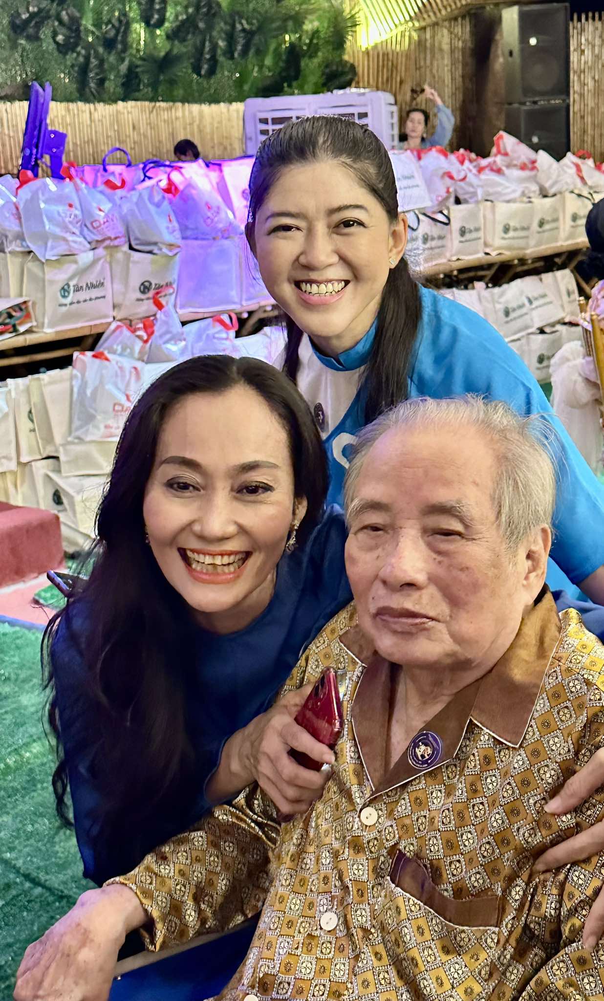 Thầy và trò nghệ sĩ hội ngộ 48 năm trong nước mắt, nụ cười- Ảnh 8. Thầy và trò nghệ sĩ hội ngộ 48 năm trong nước mắt, nụ cười- Ảnh 8.