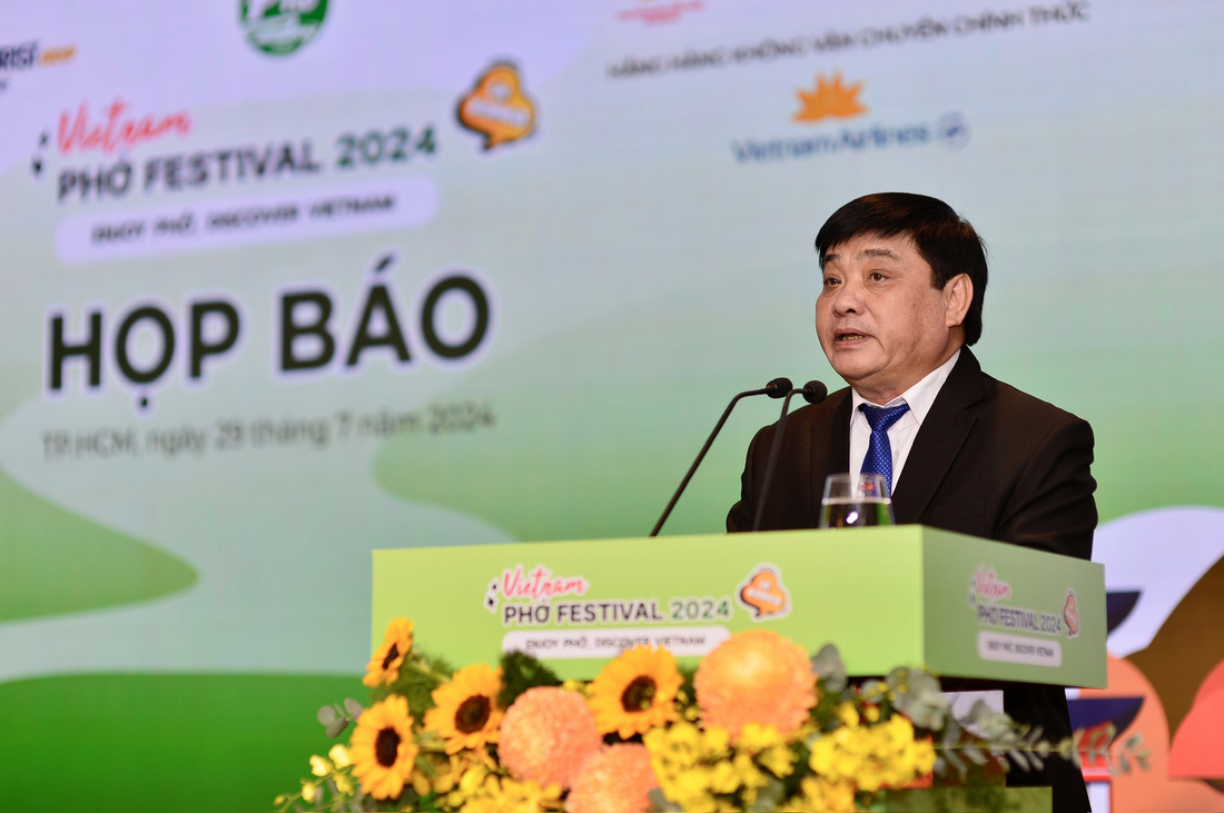 Nhà báo Lê Thế Chữ - Tổng biên tập báo Tuổi Trẻ phát biểu khai mạc - Ảnh: QUANG ĐỊNH Nhà báo Lê Thế Chữ - tổng biên tập báo Tuổi Trẻ - phát biểu khai mạc - Ảnh: QUANG ĐỊNH