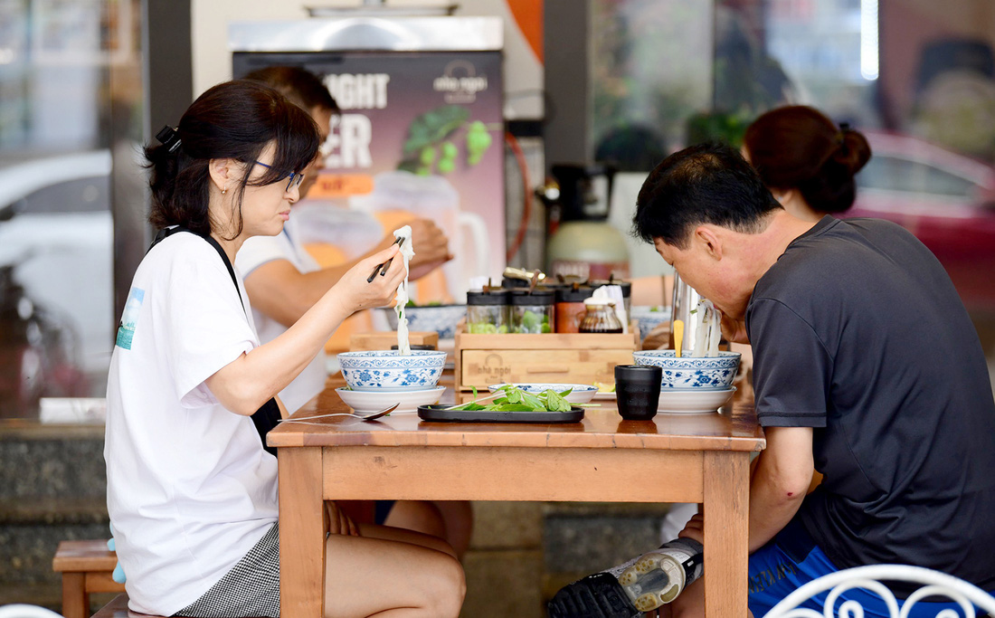 Khách Hàn Quốc ăn phở tại quận 7, TP.HCM - Ảnh: QUANG ĐỊNH Mong chờ Vietnam Phở Festival tại Hàn Quốc!- Ảnh 9.